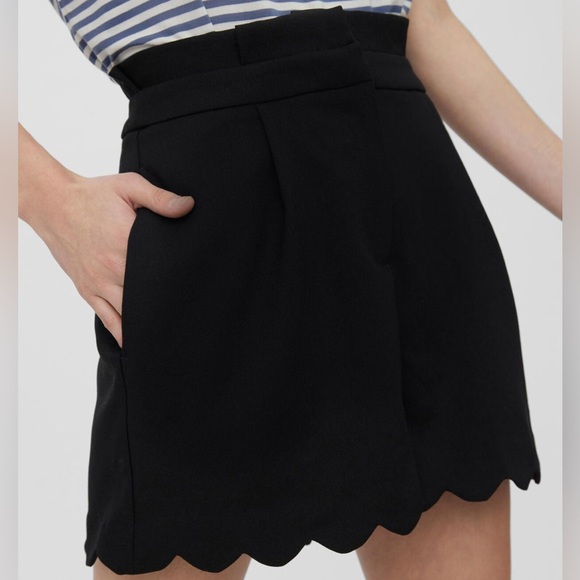 Black High Waist Shorts with Scalloped Hem - Picture 2 of 10